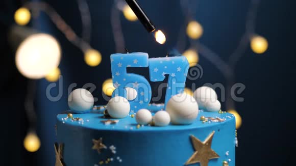 生日蛋糕数字57星天和月的概念蓝色蜡烛是火的打火机然后吹出来复制空间视频的预览图