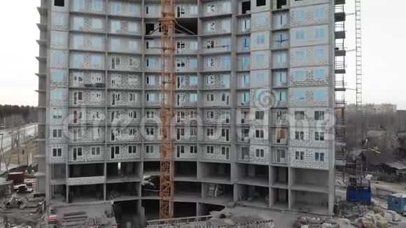 建造一座摩天大楼旁边是一台高吊车在高处飞行视频的预览图