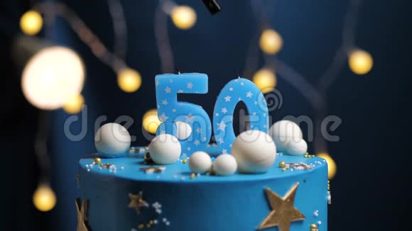 生日蛋糕数字50星天和月的概念蓝色蜡烛是火的打火机然后吹出来复制空间视频的预览图