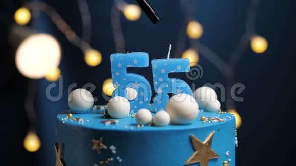 生日蛋糕数字55星天和月的概念蓝色蜡烛是火的打火机然后吹出来复制空间视频的预览图