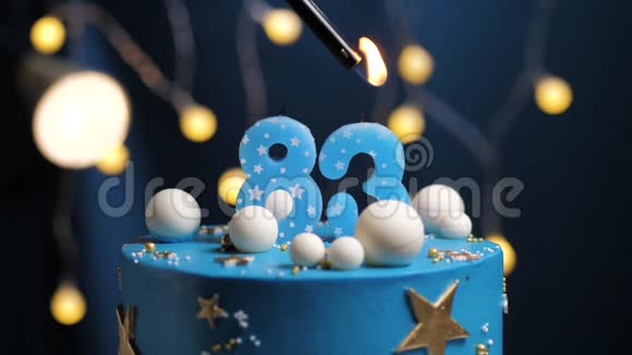 生日蛋糕数字83星天和月的概念蓝色蜡烛是火的打火机然后吹出来复制空间视频的预览图