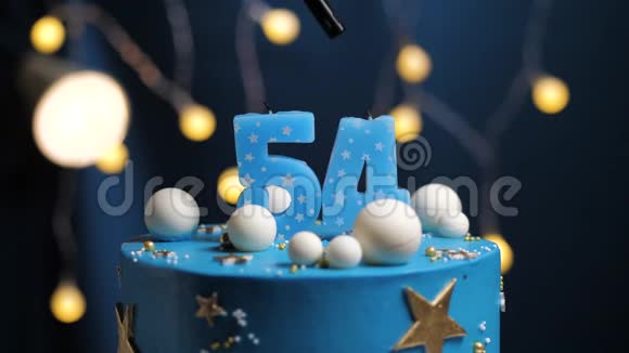 生日蛋糕数字54星天和月的概念蓝色蜡烛是火的打火机然后吹出来复制空间视频的预览图