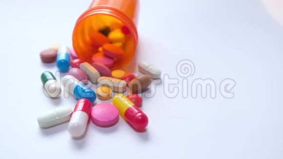 白色背景下的医疗药品和胶囊视频的预览图