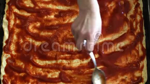 披萨准备番茄酱和生面团俯视图视频的预览图