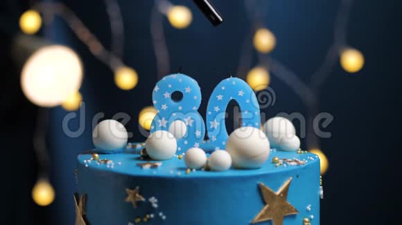 生日蛋糕数字80星天和月的概念蓝色蜡烛是火的打火机然后吹出来复制空间视频的预览图