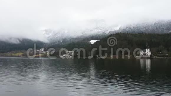 Grundlsee是奥地利施蒂里亚最大的湖泊他美丽的Castiglioni别墅坐落在美丽的山景中视频的预览图