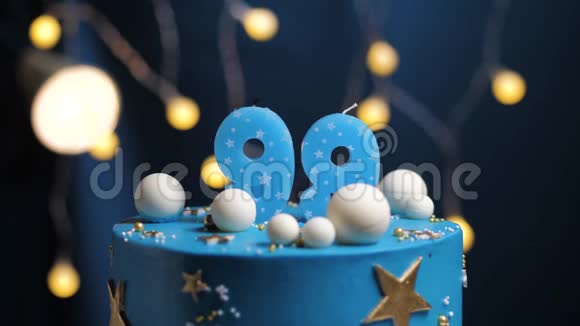 生日蛋糕数字99星天和月的概念蓝色蜡烛是火的打火机然后吹出来复制空间视频的预览图
