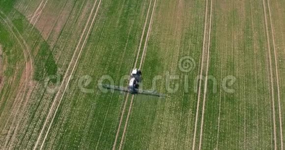 小麦田间拖拉机喷洒农药视频的预览图