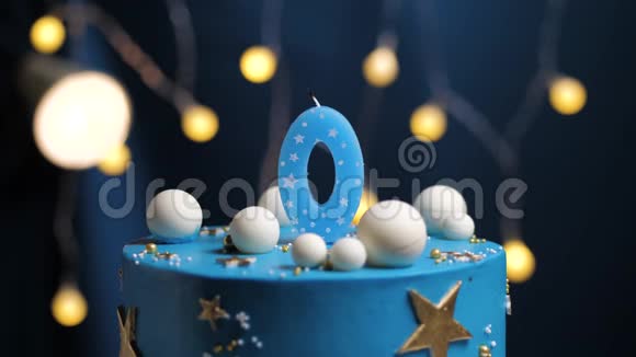 生日蛋糕数字0星天和月的概念蓝色蜡烛是火的打火机然后吹出来复制空间视频的预览图