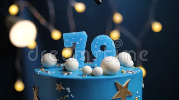 生日蛋糕数字79星天和月的概念蓝色蜡烛是火的打火机然后吹出来复制空间视频的预览图