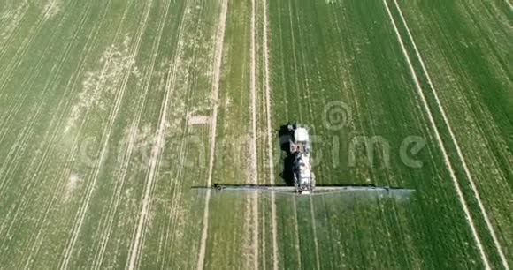 拖拉机在田间农业工作农民在田间喷洒化学物质GMO食品生产视频的预览图