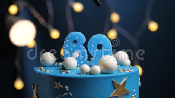 生日蛋糕数字69星天和月的概念蓝色蜡烛是火的打火机然后吹出来复制空间视频的预览图