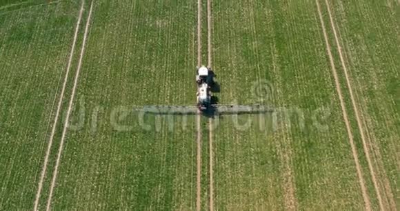 小麦田间拖拉机喷洒农药视频的预览图