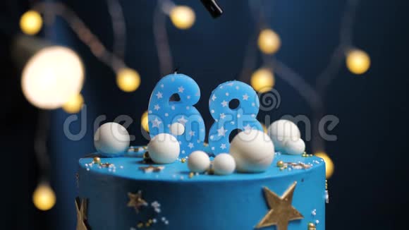生日蛋糕数字68星天和月的概念蓝色蜡烛是火的打火机然后吹出来复制空间视频的预览图