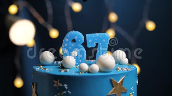 生日蛋糕数字67星天和月的概念蓝色蜡烛是火的打火机然后吹出来复制空间视频的预览图