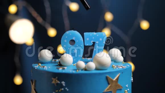 生日蛋糕数字97星天和月的概念蓝色蜡烛是火的打火机然后吹出来复制空间视频的预览图