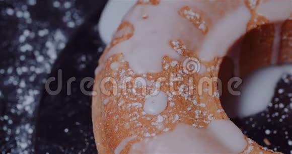 新鲜烘焙的传统复活节蛋糕旋转视频的预览图