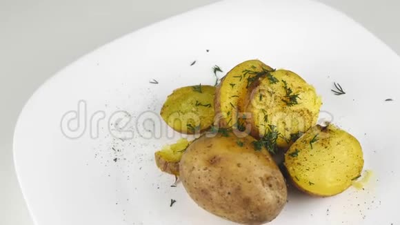 新鲜煮土豆一份放在白板上视频的预览图