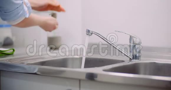 女性医生在水槽消毒手视频的预览图