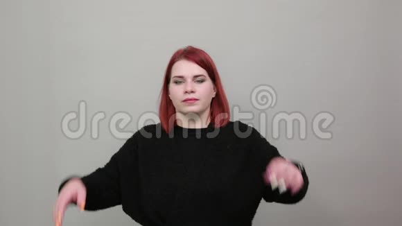红头发的胖女人穿着黑色毛衣生气了沮丧的女人绝望地挽着头发视频的预览图