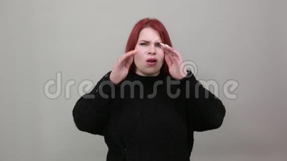胖红发女士穿黑色毛衣可怜的女人头痛头疼视频的预览图