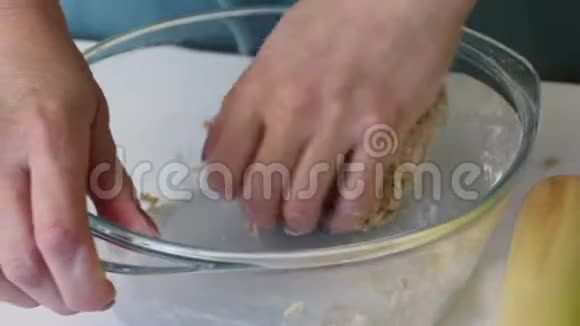 一个女人揉一块面团做新鲜蛋糕双手捏在玻璃容器里准备无酵饼视频的预览图