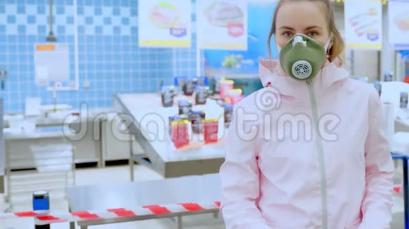 一个戴着医疗面具的悲伤的女人站在一家超市里拿着一辆购物车个人防护设备视频的预览图