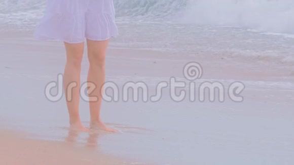 沙滩上穿白色裙子的女人视频的预览图