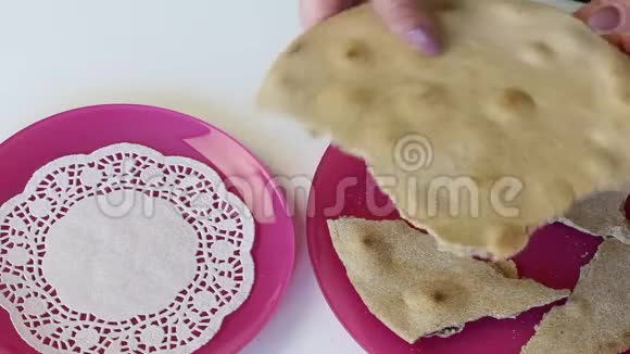 一个女人打破她的手烤新鲜蛋糕一块块放在盘子上视频的预览图