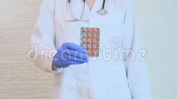 医生在蓝色手套显示红色药丸胶囊在水泡疾病治疗和处方概念视频的预览图