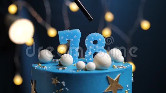生日蛋糕数字78星天和月的概念蓝色蜡烛是火的打火机然后吹出来复制空间视频的预览图
