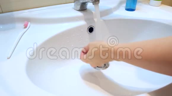 妇女在自来水下洗手在浴室用抗菌凝胶保健和疾病预防的概念视频的预览图