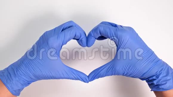 戴着医疗手套的医生或护士的手描绘了一颗白色背景的心关心医生和医学的概念视频的预览图