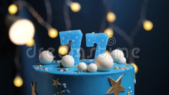 生日蛋糕数字77星天和月的概念蓝色蜡烛是火的打火机然后吹出来复制空间视频的预览图