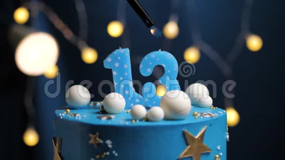 生日蛋糕数字13星天和月的概念蓝色蜡烛是火的打火机然后吹出来复制空间视频的预览图