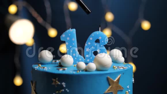 生日蛋糕数字16星天和月的概念蓝色蜡烛是火的打火机然后吹出来复制空间视频的预览图