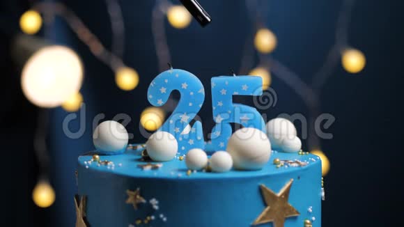 生日蛋糕数字25星天和月的概念蓝色蜡烛是火的打火机然后吹出来复制空间视频的预览图