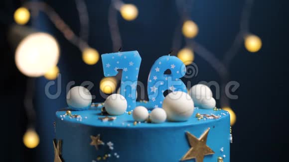 生日蛋糕数字76星天和月的概念蓝色蜡烛是火的打火机然后吹出来复制空间视频的预览图