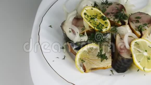 烟熏鲭鱼鱼上面有洋葱和鳃切成块视频的预览图