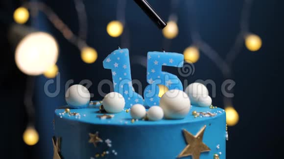 生日蛋糕数字15星天和月的概念蓝色蜡烛是火的打火机然后吹出来复制空间视频的预览图