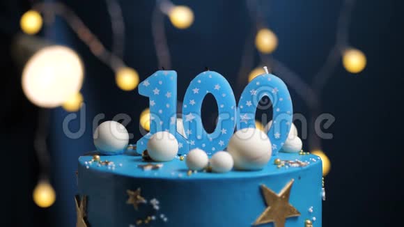 生日蛋糕数100星天月概念蓝色蜡烛是火的打火机然后吹出来复制空间视频的预览图