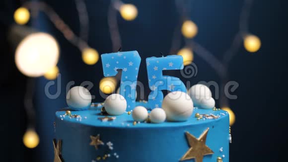 生日蛋糕数字75星天和月的概念蓝色蜡烛是火的打火机然后吹出来复制空间视频的预览图