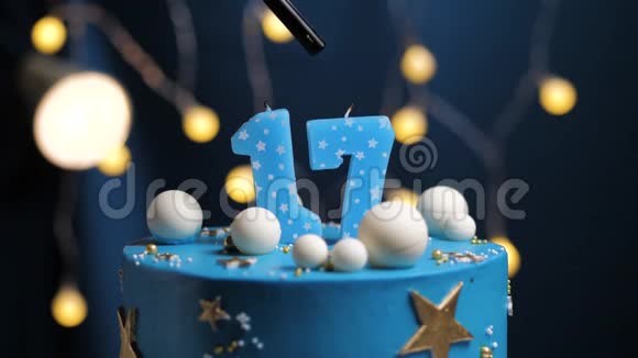 生日蛋糕数字17星天和月的概念蓝色蜡烛是火的打火机然后吹出来复制空间视频的预览图