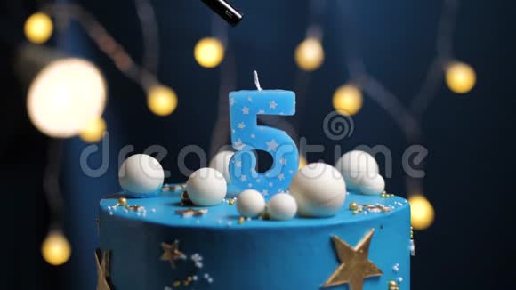 生日蛋糕数字5星天和月的概念蓝色蜡烛是火的打火机然后吹出来复制空间视频的预览图