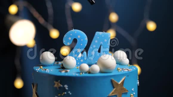生日蛋糕数字24星天和月的概念蓝色蜡烛是火的打火机然后吹出来复制空间视频的预览图