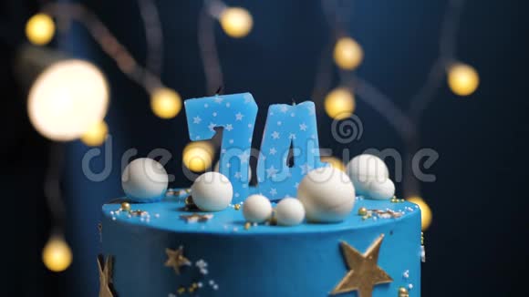 生日蛋糕数字74星天和月的概念蓝色蜡烛是火的打火机然后吹出来复制空间视频的预览图