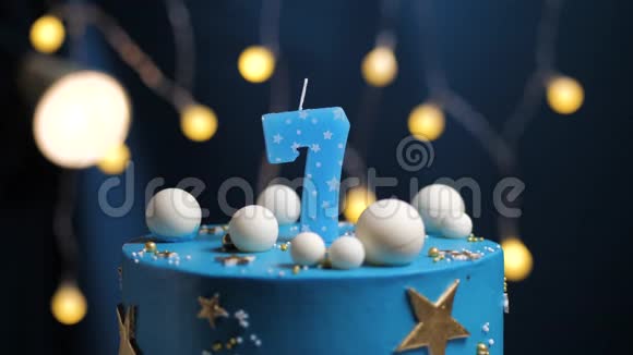 生日蛋糕数字7星天和月的概念蓝色蜡烛是火的打火机然后吹出来复制空间视频的预览图