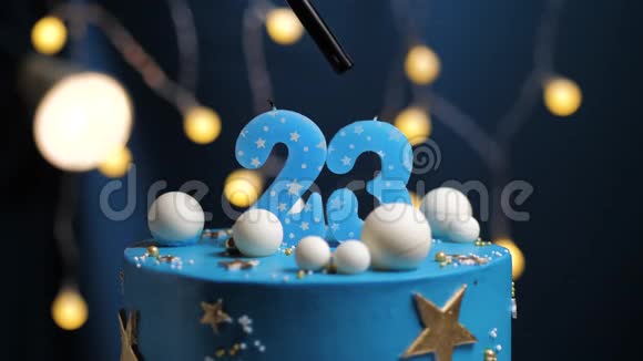 生日蛋糕数字23星天和月的概念蓝色蜡烛是火的打火机然后吹出来复制空间视频的预览图