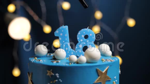 生日蛋糕数字18星天和月的概念蓝色蜡烛是火的打火机然后吹出来复制空间视频的预览图