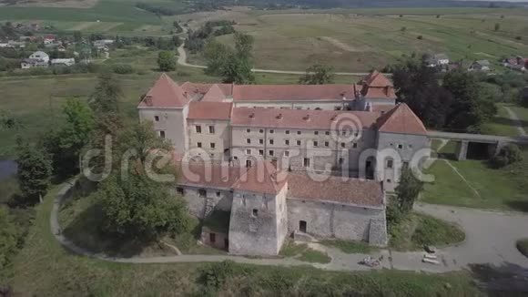 著名的乌克兰人破坏斯维日城堡的空中景色视频的预览图